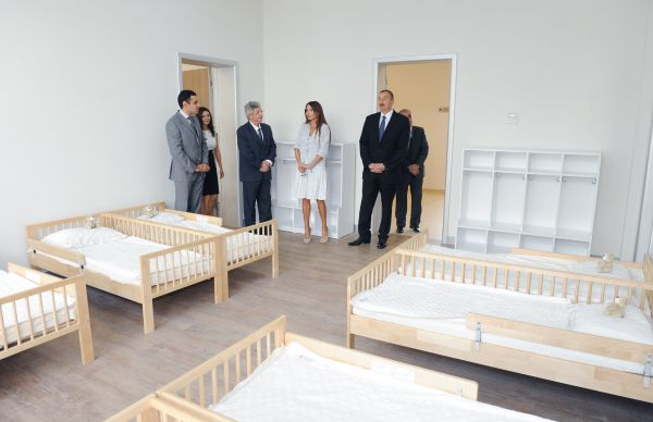 Президент Ильхам Алиев и его супруга приняли участие в открытии Бакинского французского лицея (ФОТО)