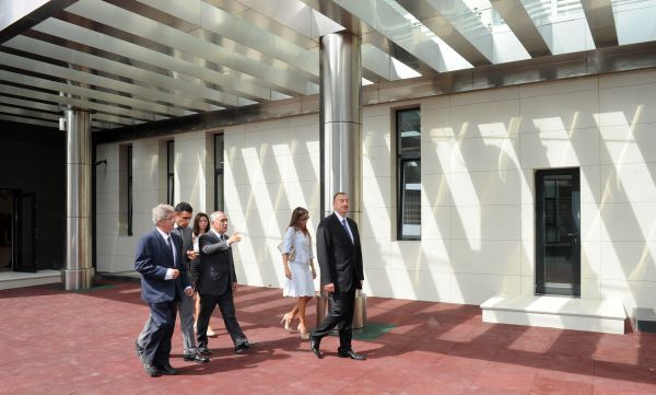 Президент Ильхам Алиев и его супруга приняли участие в открытии Бакинского французского лицея (ФОТО)