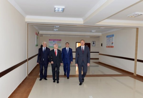 Президент Азербайджана принял участие в открытии новых зданий средних школ в поселке Амирджан и Бинагадинском районе Баку (ФОТО)