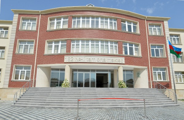 Президент Азербайджана принял участие в открытии новых зданий средних школ в поселке Амирджан и Бинагадинском районе Баку (ФОТО)