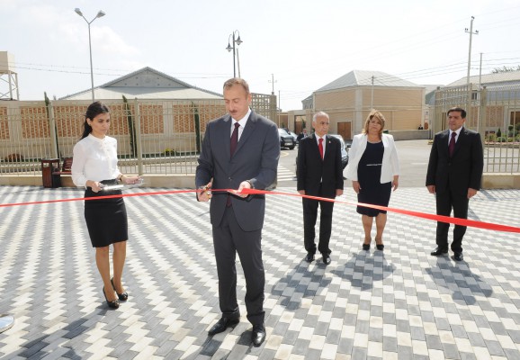 Президент Азербайджана принял участие в открытии новых зданий средних школ в поселке Амирджан и Бинагадинском районе Баку (ФОТО)