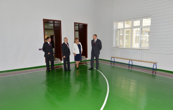 Президент Азербайджана принял участие в открытии новых зданий средних школ в поселке Амирджан и Бинагадинском районе Баку (ФОТО)