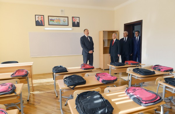 Президент Азербайджана принял участие в открытии новых зданий средних школ в поселке Амирджан и Бинагадинском районе Баку (ФОТО)