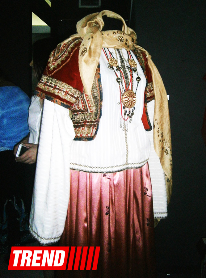 "Азербайджанская национальная одежда": очарование работ Камали К. Янссон (ФОТО)