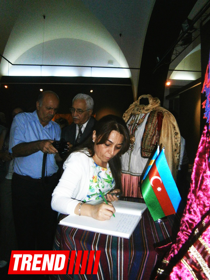 "Азербайджанская национальная одежда": очарование работ Камали К. Янссон (ФОТО)