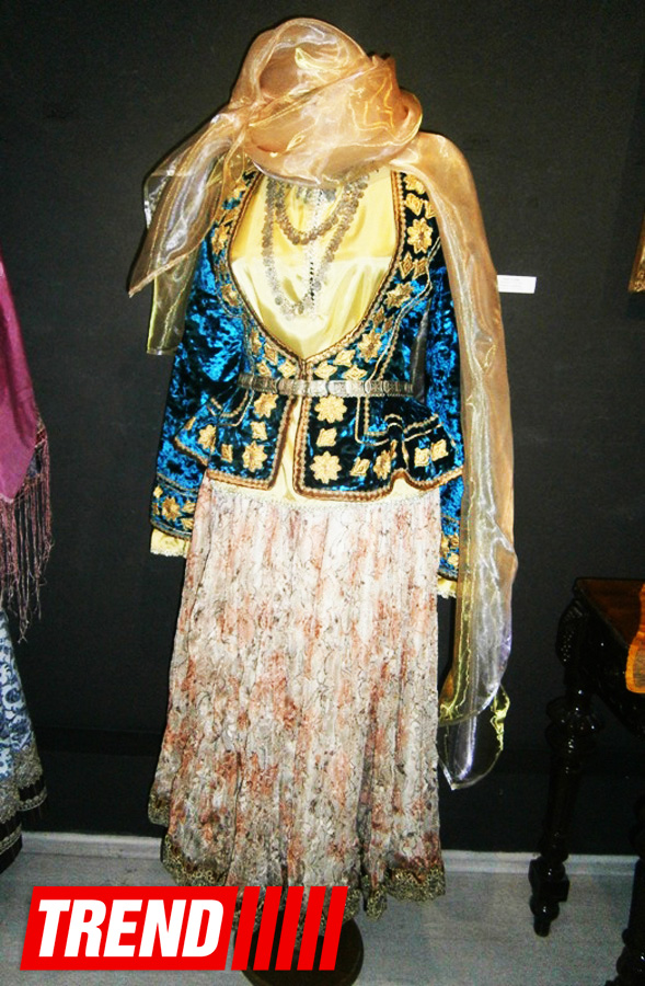 "Азербайджанская национальная одежда": очарование работ Камали К. Янссон (ФОТО)