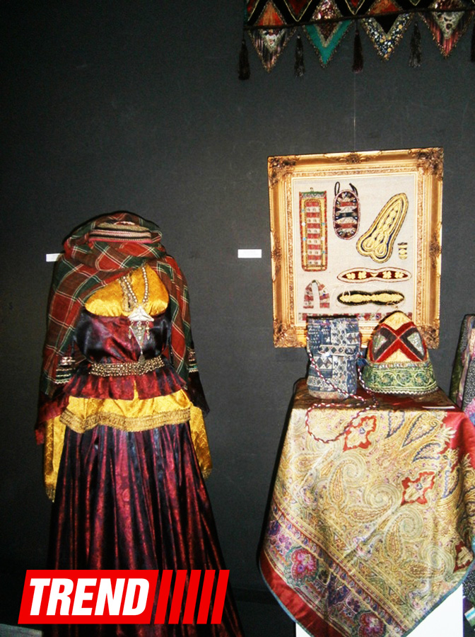 "Азербайджанская национальная одежда": очарование работ Камали К. Янссон (ФОТО)