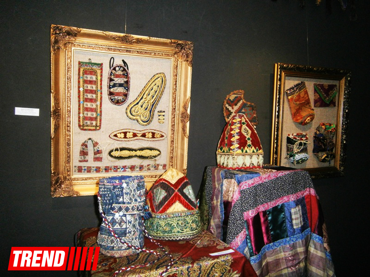 "Азербайджанская национальная одежда": очарование работ Камали К. Янссон (ФОТО)