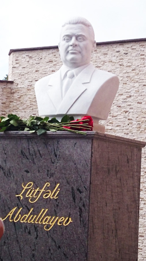 В Шеки состоялось открытие бюста Лютфяли Абдуллаева (ФОТО)