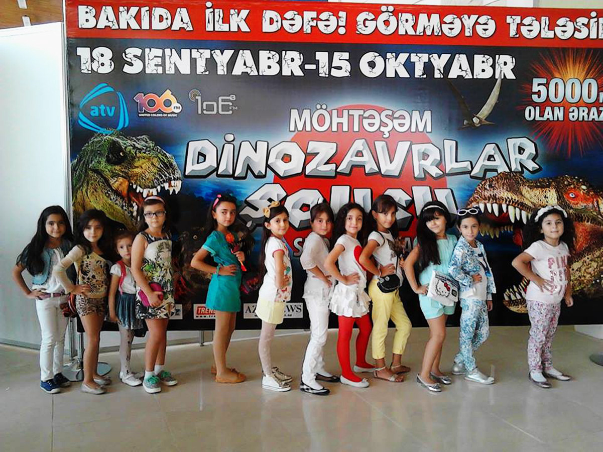 Бакинские школьники совершили доисторическое путешествие - в гостях у динозавров (ФОТО)