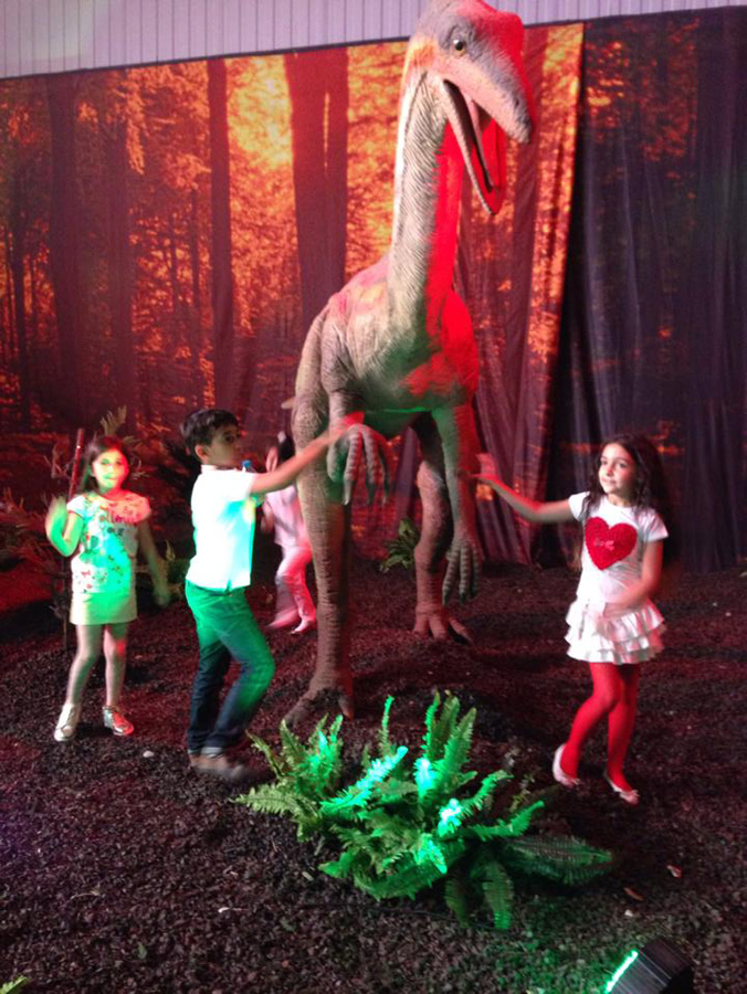 Бакинские школьники совершили доисторическое путешествие - в гостях у динозавров (ФОТО)