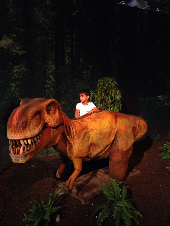 Бакинские школьники совершили доисторическое путешествие - в гостях у динозавров (ФОТО)