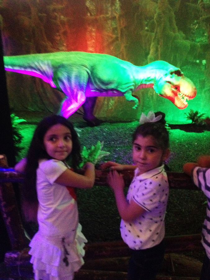 Бакинские школьники совершили доисторическое путешествие - в гостях у динозавров (ФОТО)