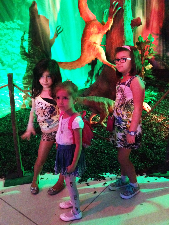 Бакинские школьники совершили доисторическое путешествие - в гостях у динозавров (ФОТО)