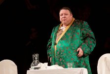 День рождения Бакинской русдрамы: премьера спектакля "Руководство желающим жениться"