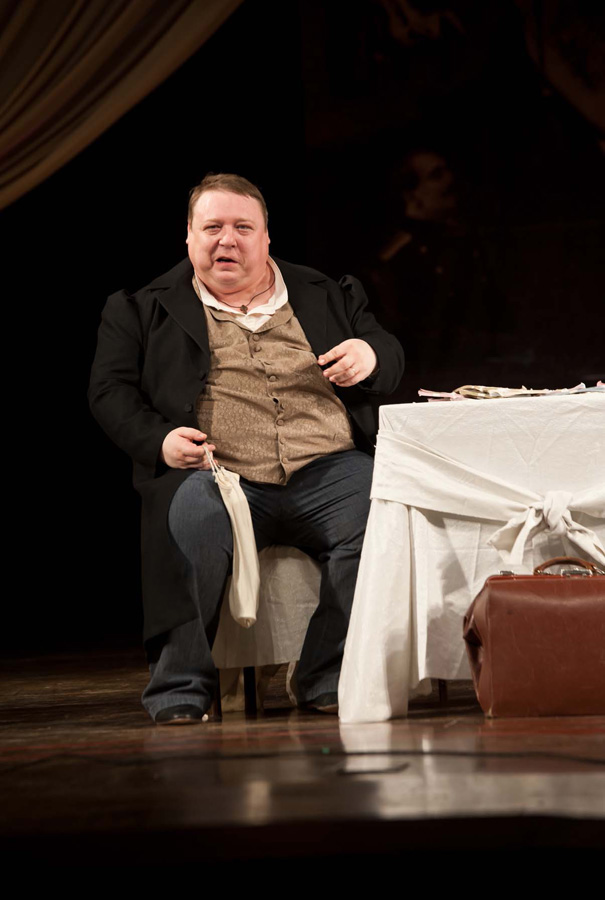 День рождения Бакинской русдрамы: премьера спектакля "Руководство желающим жениться"