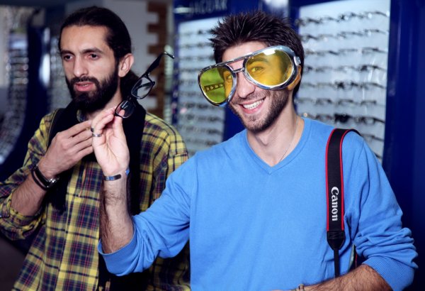 В Баку творческая молодежь провела акцию "Смотри! Вдоволь смотри!" (ВИДЕО-ФОТО)