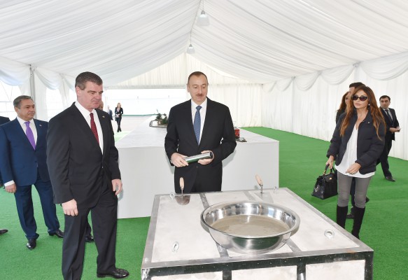 Президент Азербайджана и его супруга приняли участие в церемонии закладки фундамента вагоностроительного завода "Stadler" в Гяндже (ФОТО)