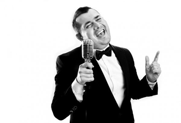 Телеведущий Мурад Ариф реализовал свой первый вокальный видеопроект (ФОТО)