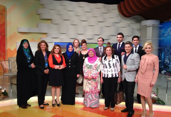 Участницы международной конференции высоко оценили азербайджанские национальные костюмы (ФОТО)