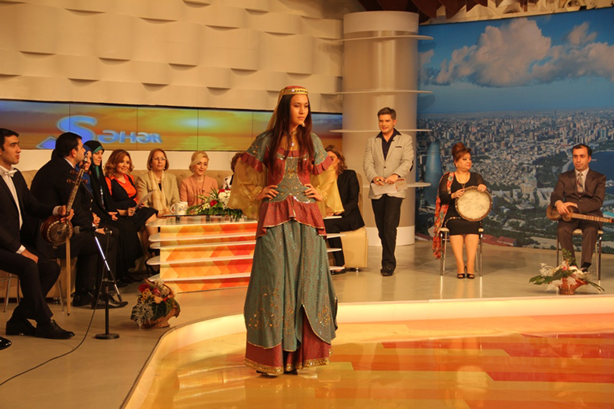 Участницы международной конференции высоко оценили азербайджанские национальные костюмы (ФОТО)