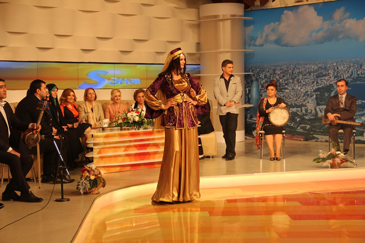 Участницы международной конференции высоко оценили азербайджанские национальные костюмы (ФОТО)