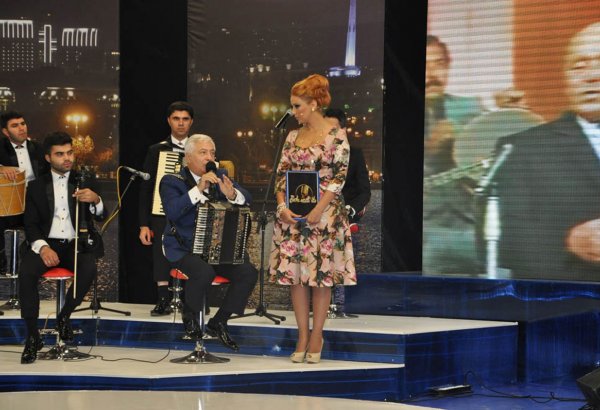 Очередной выпуск телепроекта "Бакинское время" посвящен мастеру мугама Гаджибабе Гусейнову (ФОТО)