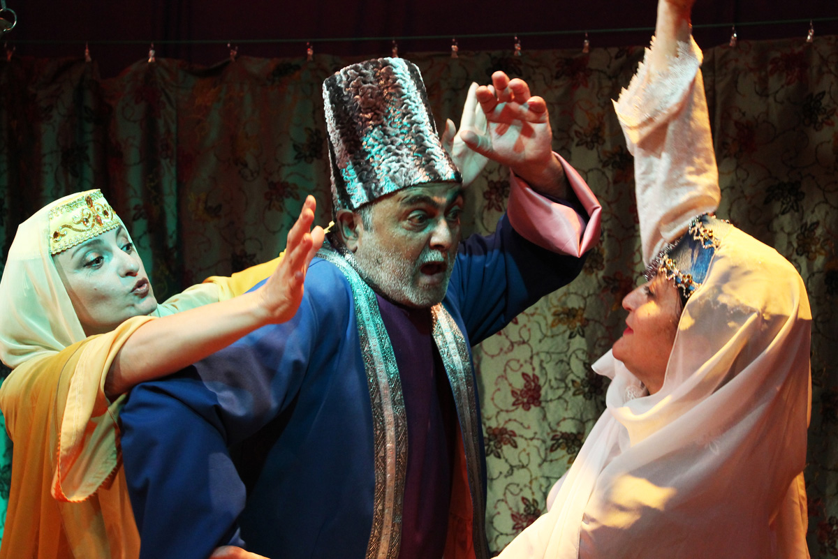 Министр культуры и туризма  посетил государственный театр YUĞ