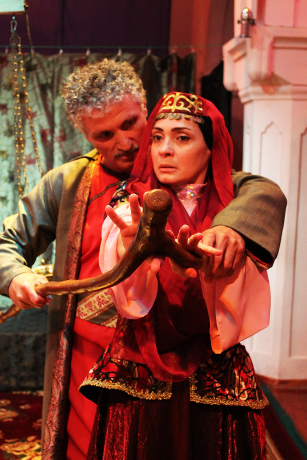 Министр культуры и туризма  посетил государственный театр YUĞ