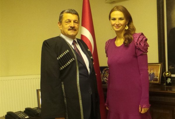 Джемалу Акыну преподнесен каталог "Правда Азербайджана", альбом "Карабахские ханенде" и национальный костюм (ФОТО)