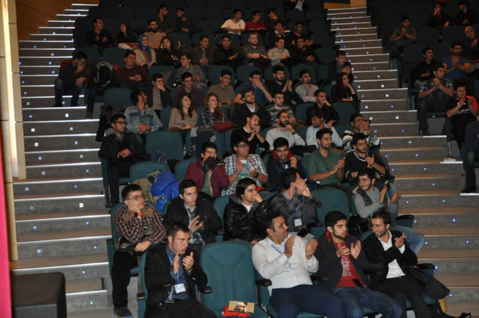 Джемалу Акыну преподнесен каталог "Правда Азербайджана", альбом "Карабахские ханенде" и национальный костюм (ФОТО)