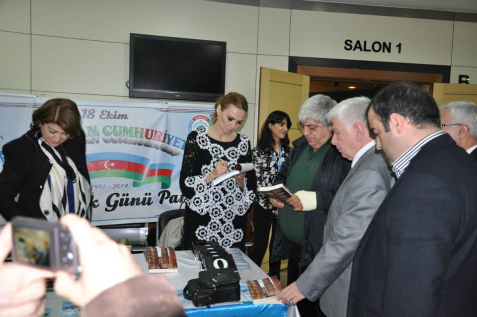 Джемалу Акыну преподнесен каталог "Правда Азербайджана", альбом "Карабахские ханенде" и национальный костюм (ФОТО)