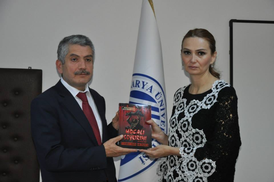 Джемалу Акыну преподнесен каталог "Правда Азербайджана", альбом "Карабахские ханенде" и национальный костюм (ФОТО)