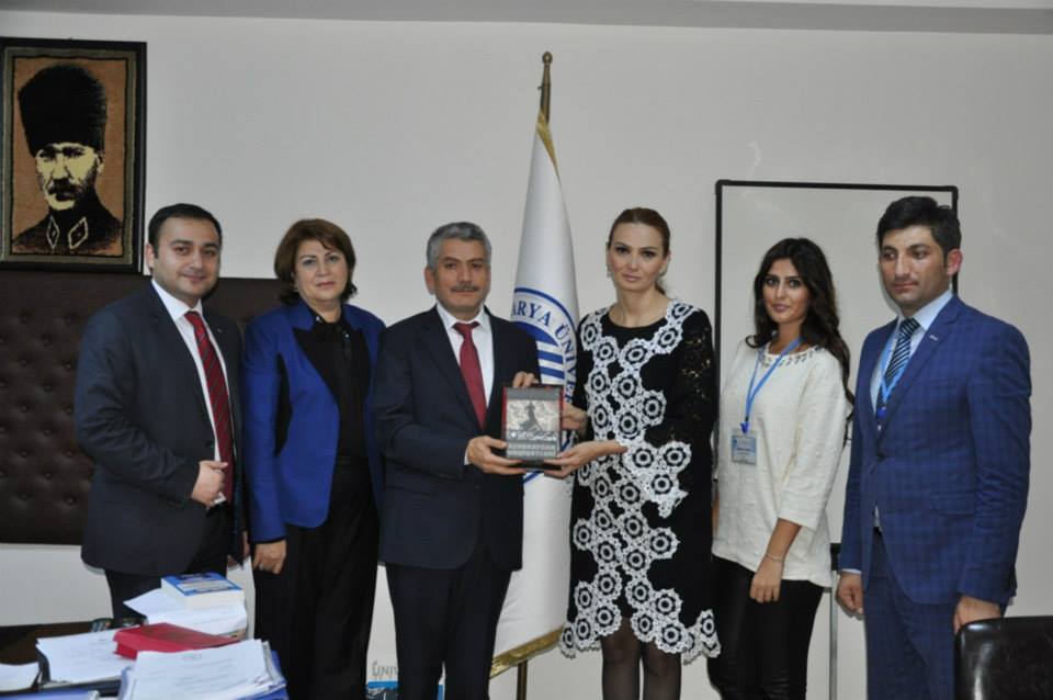 Джемалу Акыну преподнесен каталог "Правда Азербайджана", альбом "Карабахские ханенде" и национальный костюм (ФОТО)