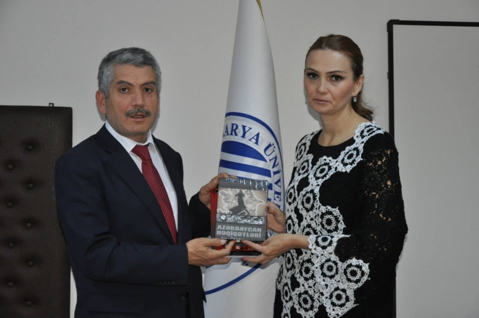 Джемалу Акыну преподнесен каталог "Правда Азербайджана", альбом "Карабахские ханенде" и национальный костюм (ФОТО)