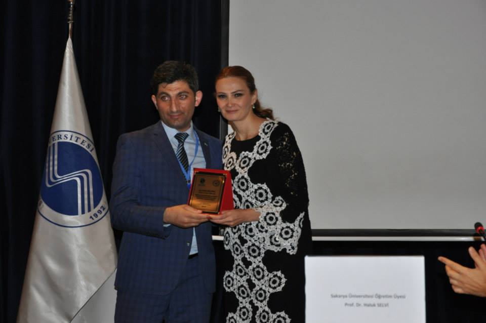 Джемалу Акыну преподнесен каталог "Правда Азербайджана", альбом "Карабахские ханенде" и национальный костюм (ФОТО)