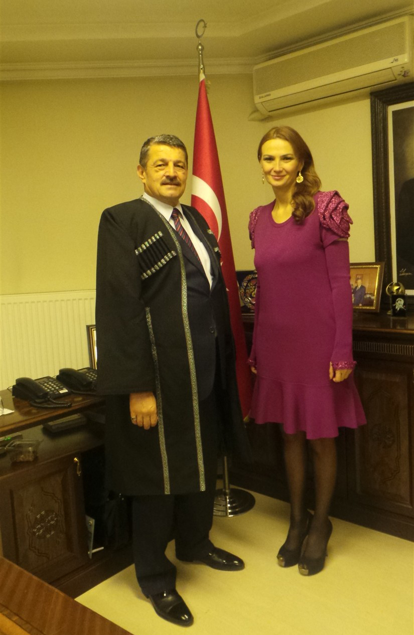 Джемалу Акыну преподнесен каталог "Правда Азербайджана", альбом "Карабахские ханенде" и национальный костюм (ФОТО)