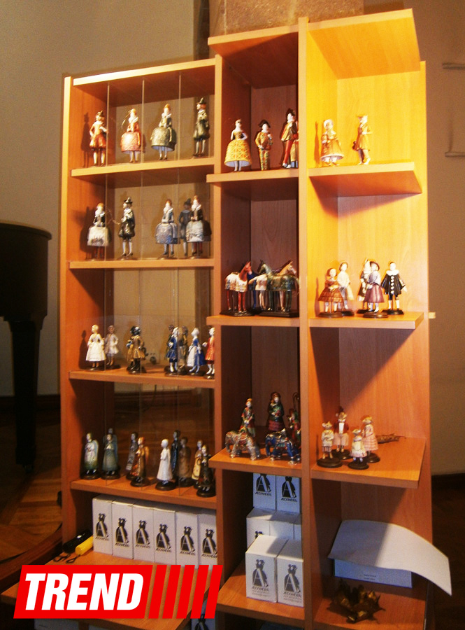 Изысканность фарфоровых кукол Александры Кукиновой - выставка в Баку (ФОТО)