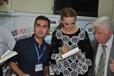 Джемалу Акыну преподнесен каталог "Правда Азербайджана", альбом "Карабахские ханенде" и национальный костюм (ФОТО)