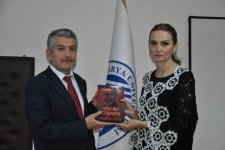 Джемалу Акыну преподнесен каталог "Правда Азербайджана", альбом "Карабахские ханенде" и национальный костюм (ФОТО)