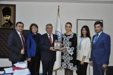 Джемалу Акыну преподнесен каталог "Правда Азербайджана", альбом "Карабахские ханенде" и национальный костюм (ФОТО)