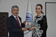 Джемалу Акыну преподнесен каталог "Правда Азербайджана", альбом "Карабахские ханенде" и национальный костюм (ФОТО)