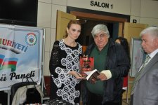 Джемалу Акыну преподнесен каталог "Правда Азербайджана", альбом "Карабахские ханенде" и национальный костюм (ФОТО)