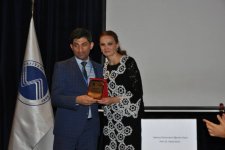 Джемалу Акыну преподнесен каталог "Правда Азербайджана", альбом "Карабахские ханенде" и национальный костюм (ФОТО)