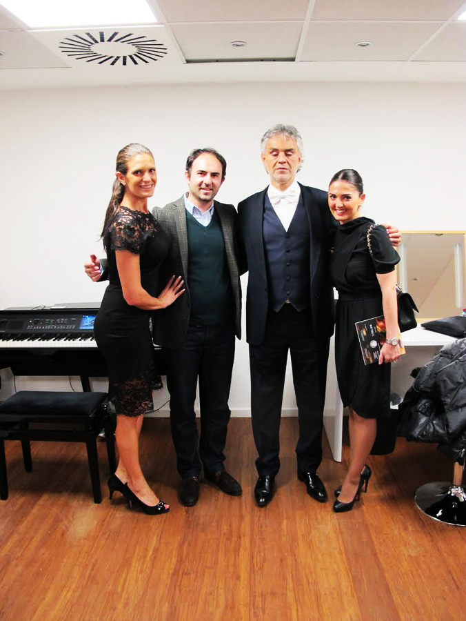 Андреа Бочелли и его супруге подарена картина азербайджанского художника (ФОТО)