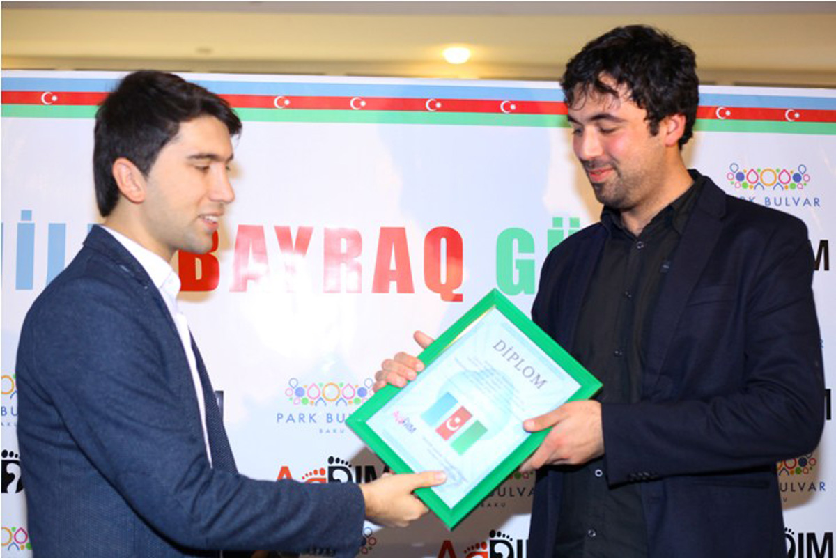 В Баку наградили победителей конкурса "Walpaper", посвященного Дню Государственного флага (ФОТО)
