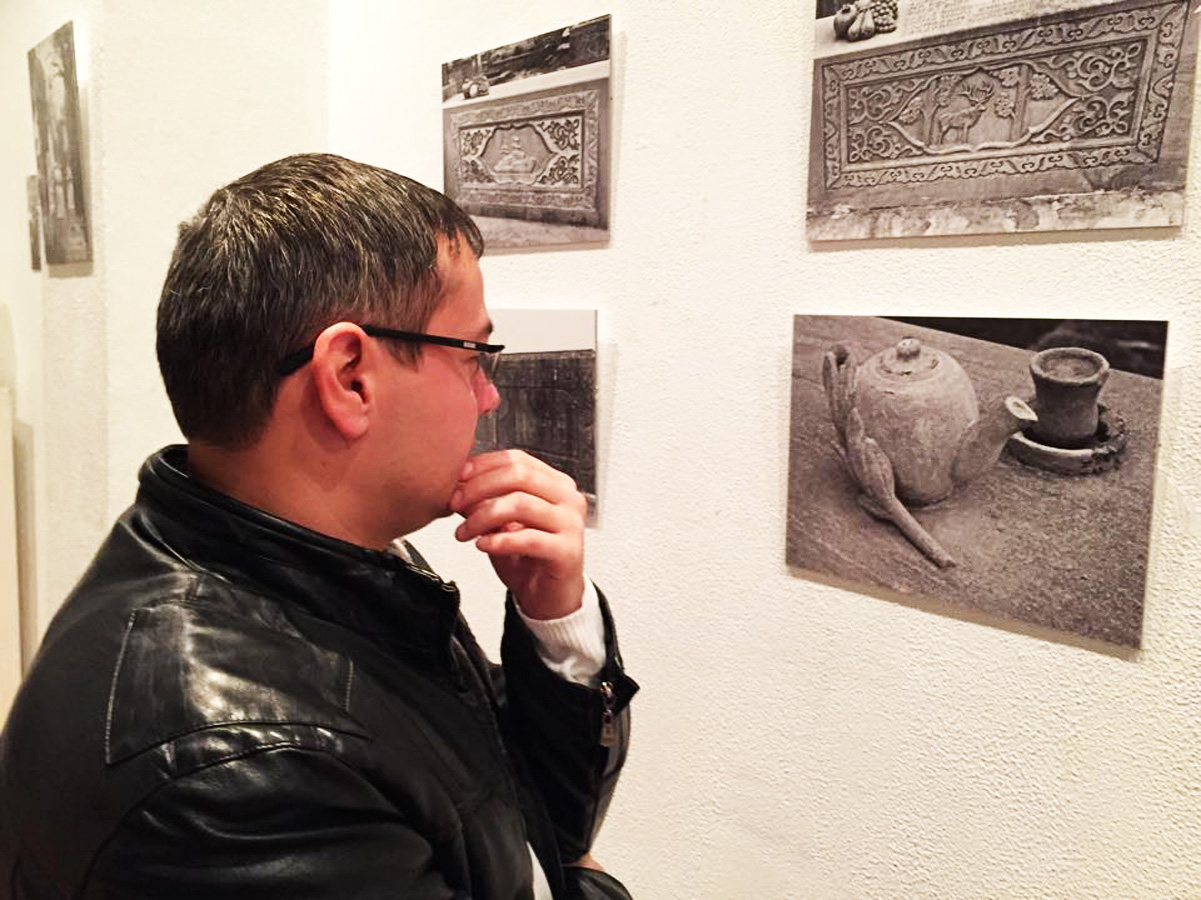 В Баку прошла фотовыставка эмоциональных скульптур "Тени минувшего времени" (ФОТО)