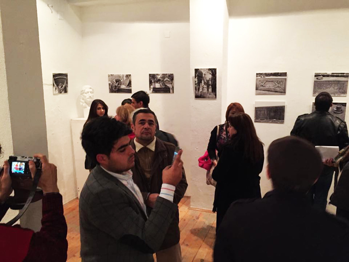 В Баку прошла фотовыставка эмоциональных скульптур "Тени минувшего времени" (ФОТО)