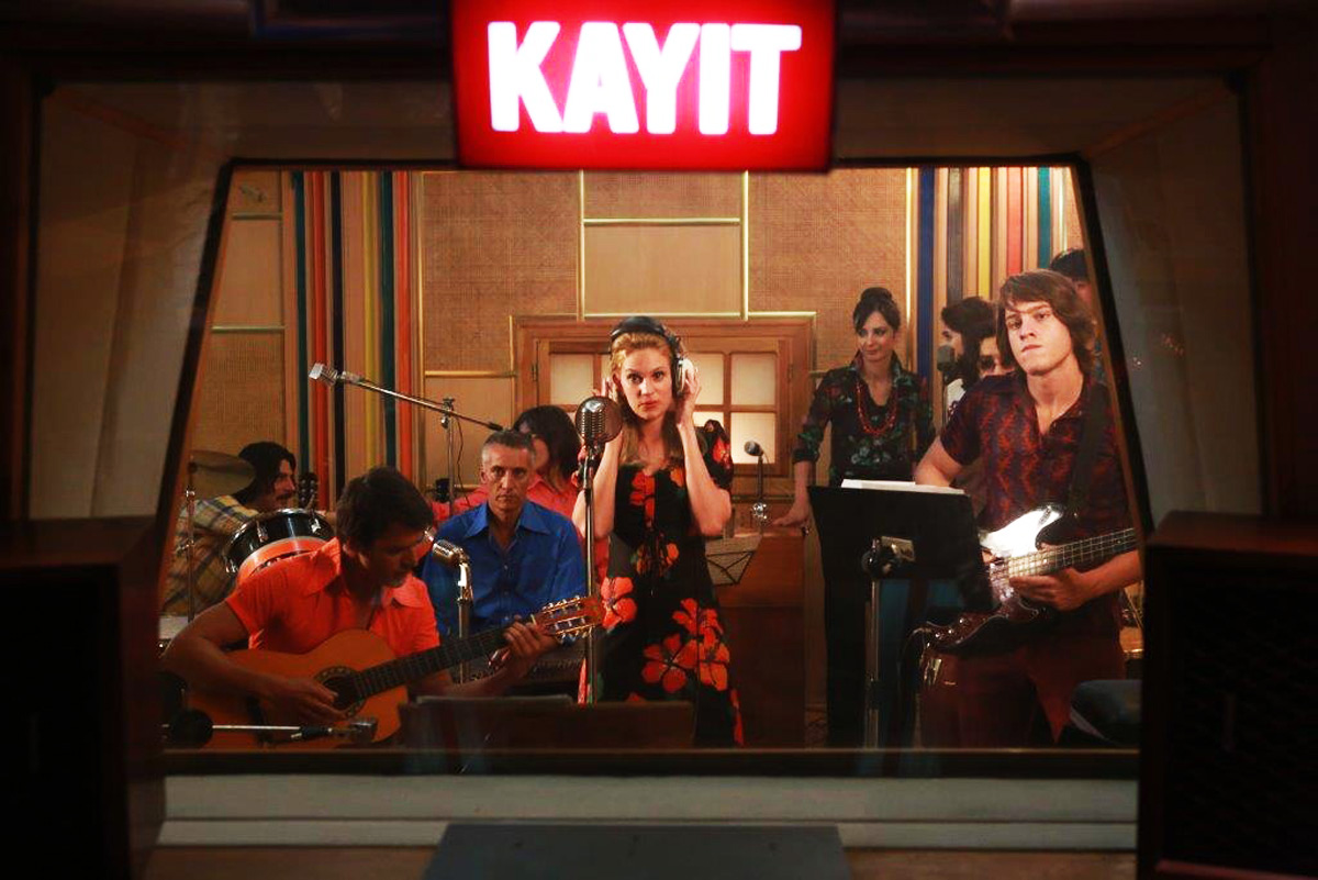 Турецкие звезды кино в Баку - сотни поклонниц и признания в любви (ВИДЕО-ФОТО)