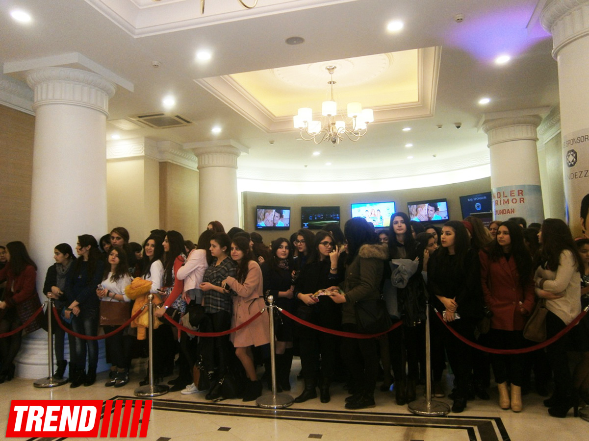 Турецкие звезды кино в Баку - сотни поклонниц и признания в любви (ВИДЕО-ФОТО)
